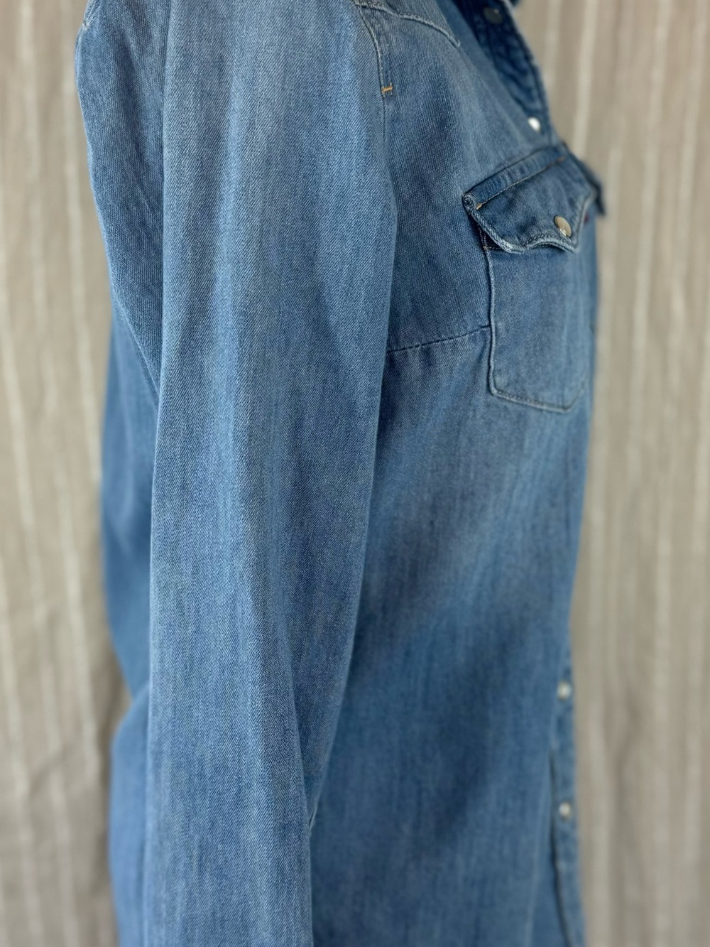 Levi's Blue Denim Shirt with Pearlescent Snap Buttons in XS - Picture 9 of 15
